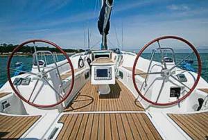 The Benetaeu Oceanis 40 cockpit and twin wheels. Image courtesey & with permission of Beneteau S.A.