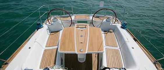 The spacious Beneteau Oceanis 40 cockpit with al fresco eating table. Image courtesey & with permission of Chantiers Jeanneau S.A.